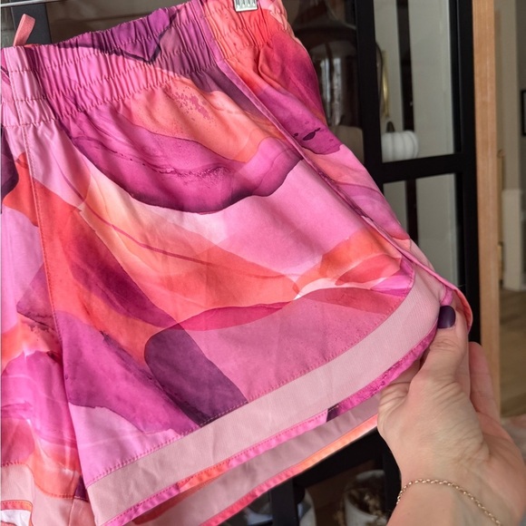 ATHLETA Workout shorts running Printed Mesh Racer 4" Run zipper pocket tie dye - Picture 7 of 8